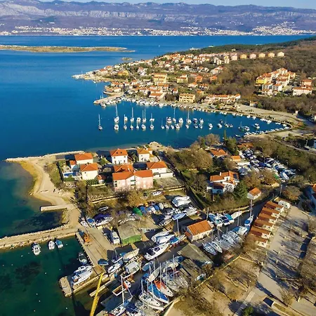 Daire Amazing Apartment In Malinska With House Sea View *